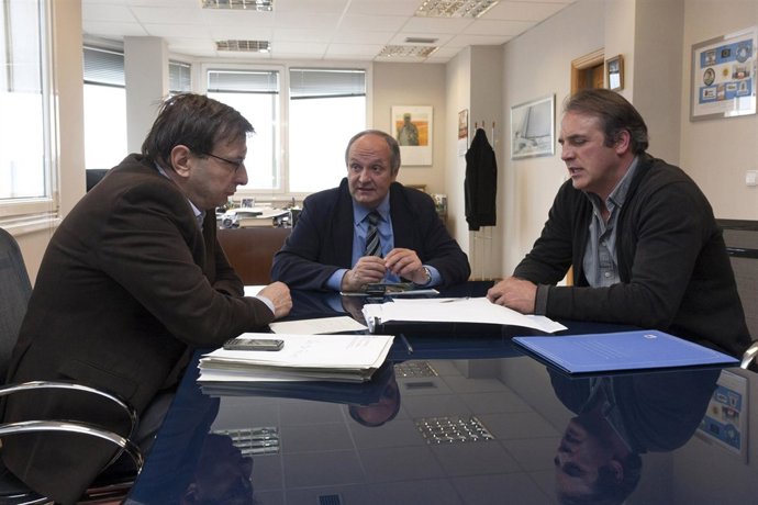 Fernández reunido con el alcalde de Vega de Liébana