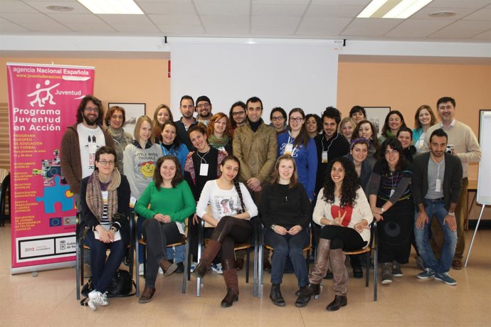 Ansa junto con los participantes en el curso de formación de voluntarios.