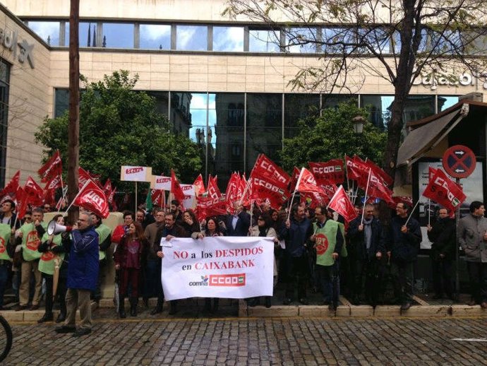 Protesta de trabajadores de CaixaBank en Sevilla