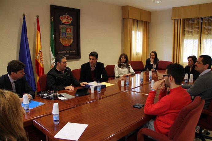 Elías Bendodo se reúne en el Ayuntamiento de Villanueva del Rosario