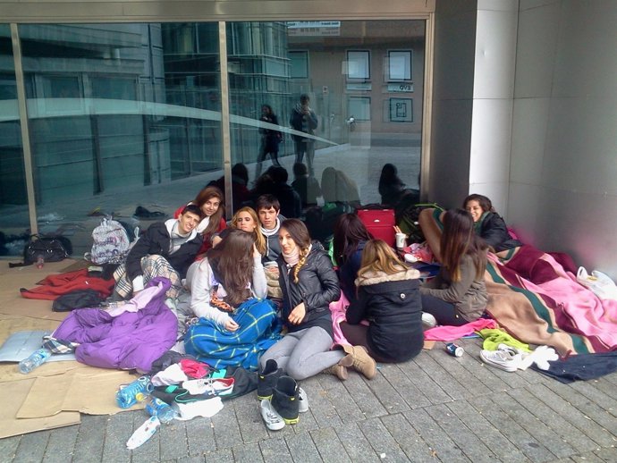 Jóvenes aguardan para ver el concierto de Justin Bieber