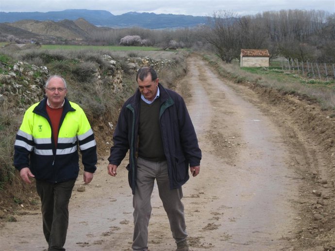 El alcalde de Torres junto a personal de la brigada del Ayto de Calatayud 