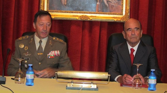 Teniente general del Madoc, Francisco Puentes Zamora, y Emilio Botín