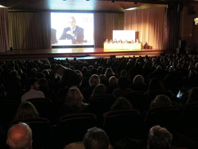 El pte. De los farmacéuticos de Catalunya J.De Dalmases se dirige a la asamblea