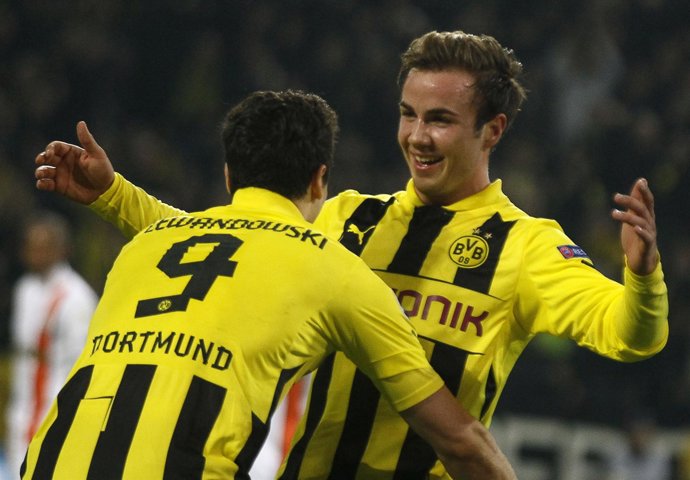 Goetze celebra el segundo del Borussia Dortmund