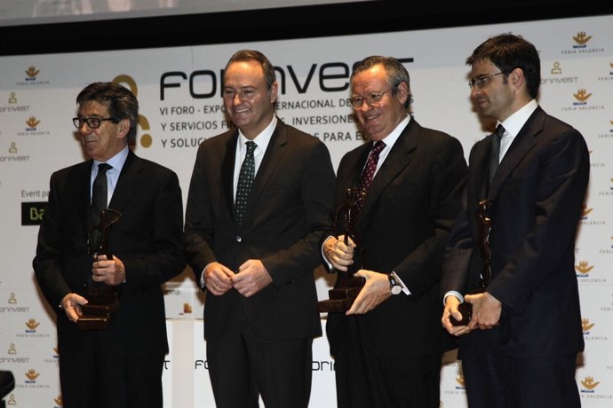 Fabra posa con los premiados en la Noche de las Finanzas