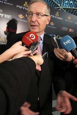 Juergen B. Donges atiende a la prensa