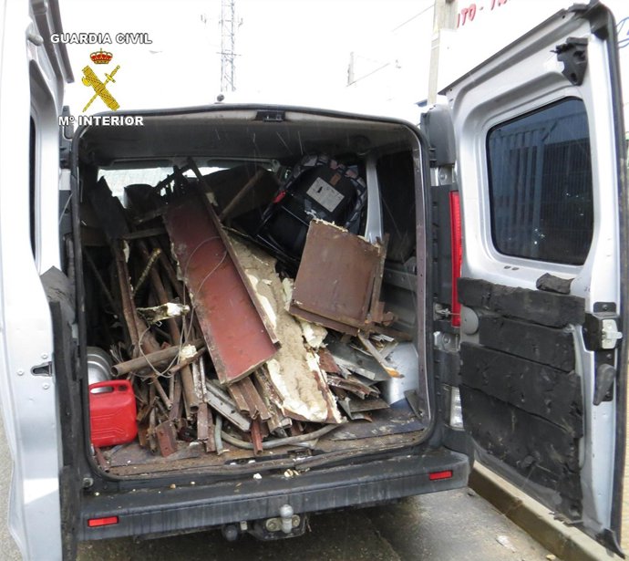 Imagen de una de las furgonetas cargada de chatarra 