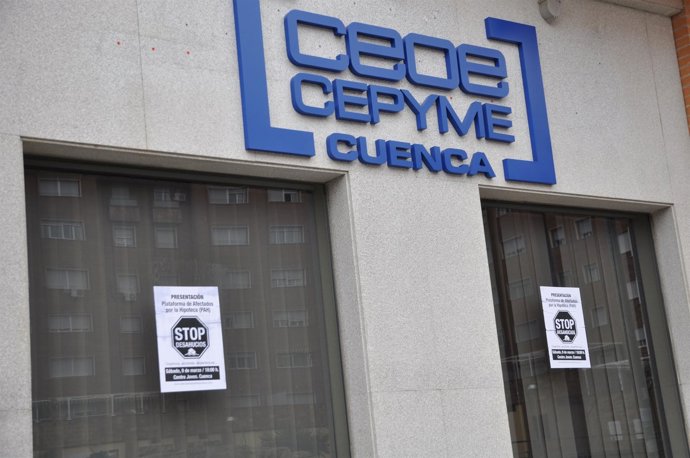 Carteles en la sede de CEOE