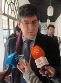 Valderas insiste en que IULV-CA defenderá una consulta ciudadana si el Gobierno de Rajoy se "empecina" en más recortes