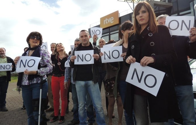 Concentración de protesta en el centro territorial de RTVE