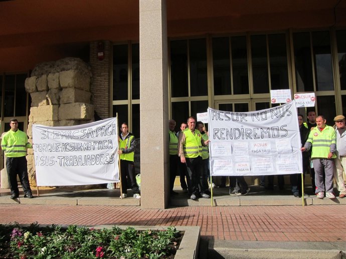 Los trabajadores de Acsur concentrados ante el Ayuntamiento