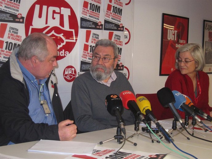 El secretario general de UGT, Cándido Méndez (centro)