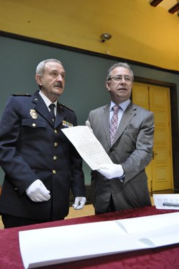 El vicelalcalde de Zaragoza, Fernando Gimeno, con el jefe superior de Policía.