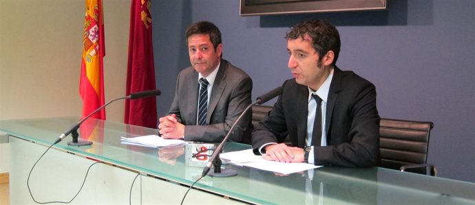 Ujaldón y el consejero Pedro Alberto Cruz en rueda de prensa