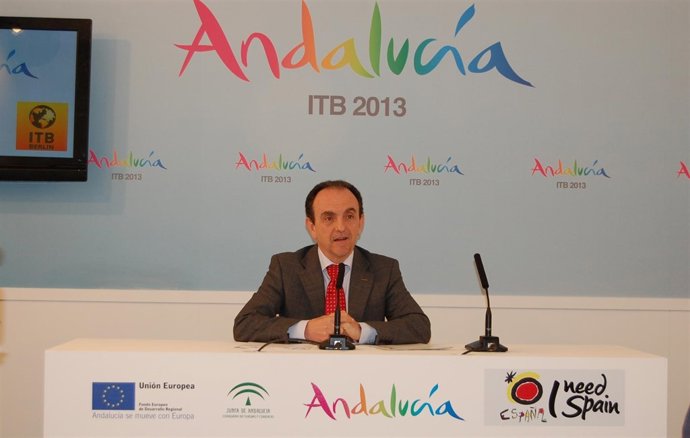 El consejero de Turismo y Comercio, Rafael Rodríguez, hoy en rueda de prensa.