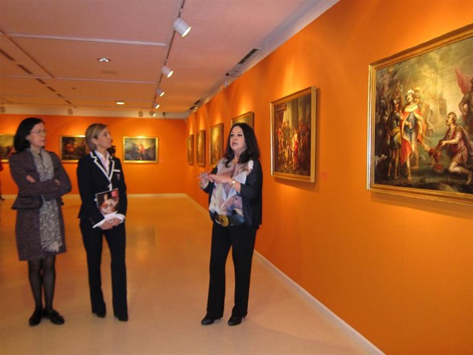 Lasala explica a Teresa Fernández y Carmen Soler una de las obras de la muestra