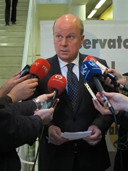 Máximo Buch, atiende a los periodistas.