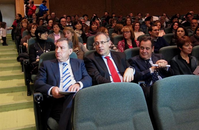 Mateos (i), junto a Martínez Bermejo y Trillo-Figueroa.