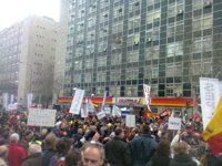 Unos 2.000 trabajadores de Iberia vuelven a concentrarse frente a la sede contra el plan de ajuste