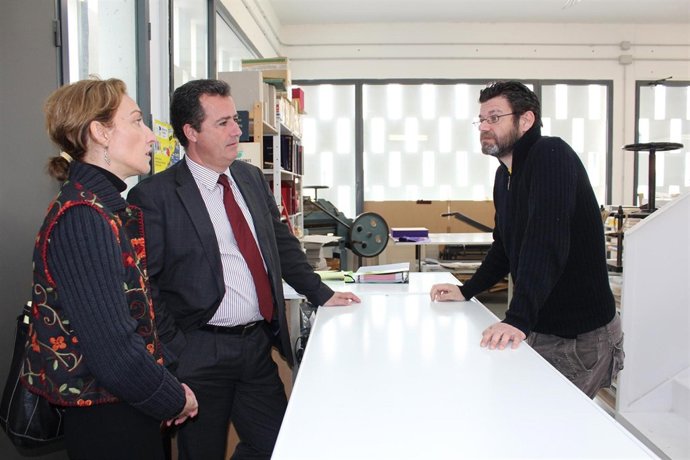 Los socialistas Susana López y Juan Carlos Cabrera visitan el parque Arte Sacro