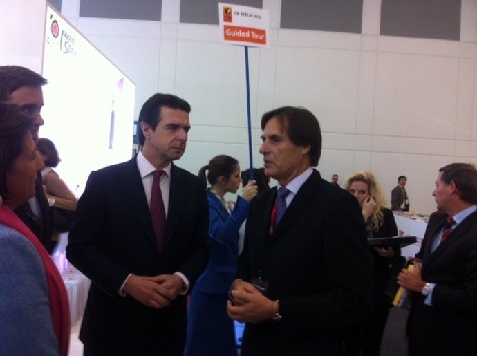 El concejal de Turismo, Damián Caneda, con el ministro, José Manuel Soria