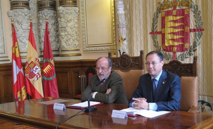 El alcalde, Francisco Javier León de la Riva, y el concejal Alfredo Blanco