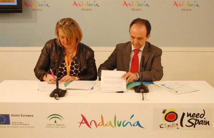 Firma de convenio entre Junta y FTI Touristik, en la BTI de Berlín.