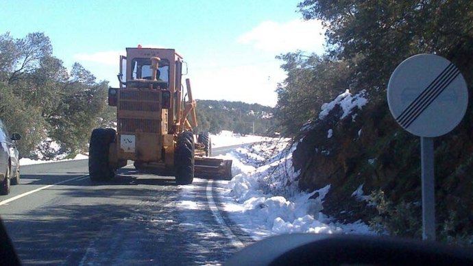 Una máquina quitanieve en la Sierra Norte.