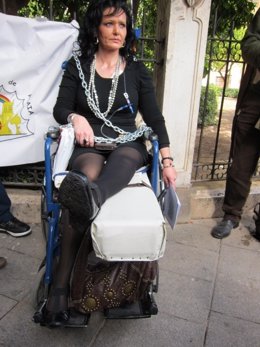María Dolores Carrasquilla se encadena junto al Palau de la Generalitat