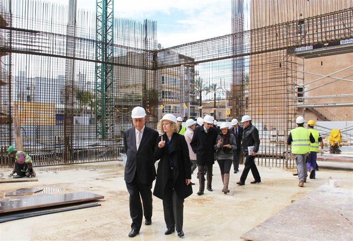 Sánchez-Barcáiztegui visita las obras del mercado municipal de Torrent.