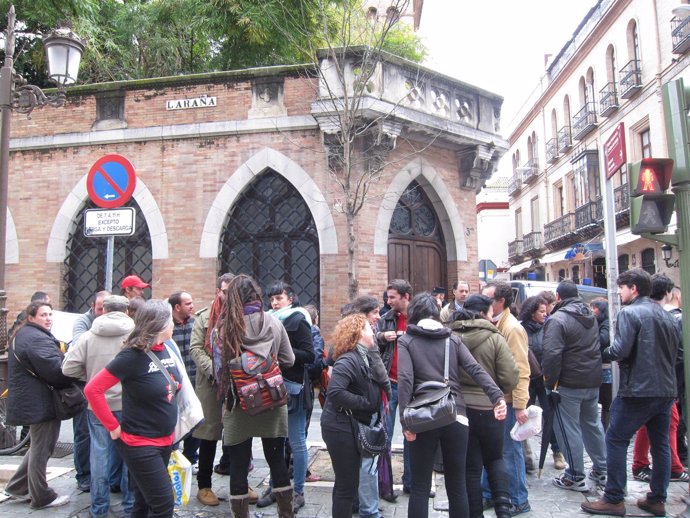 Concentración de apoyo a las 'corralas' en la calle Laraña