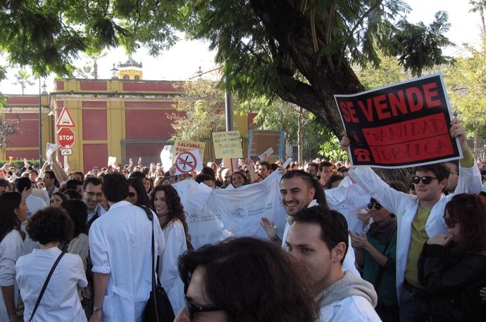 Médicos en formación en una reciente protesta