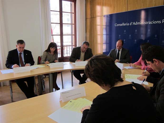 Gornés con alcaldes durante la firma de convenios