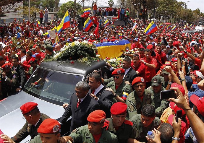 El féretro con los restos del difunto presidente de Venezuela
