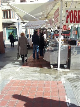 Foto remitida por Compromís de churrería instalada en un carril bici.