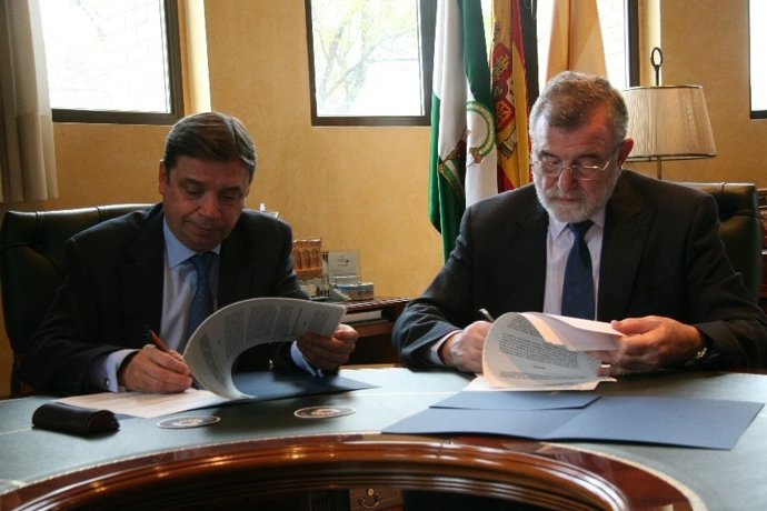 Firma del consejero con el rector y presidente del ceiA3