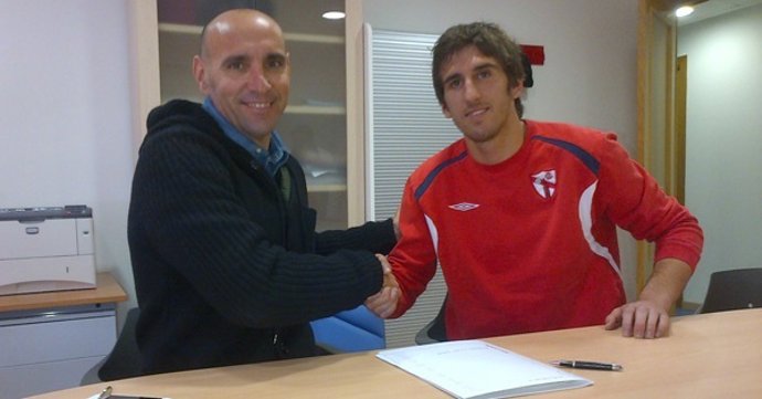 Monchi y Julián firman la renovación del joven sevillista