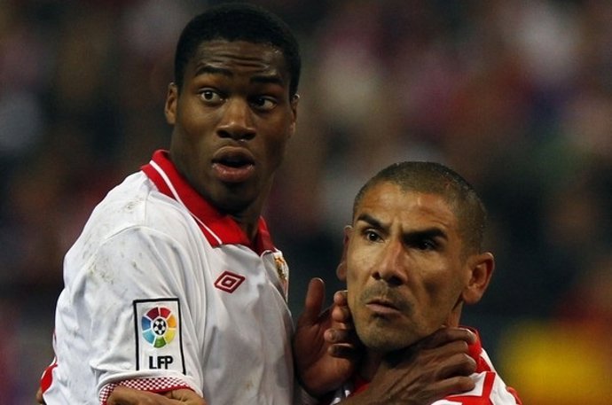 Kondogbia en el partido ante el Atlético con Cata Díaz