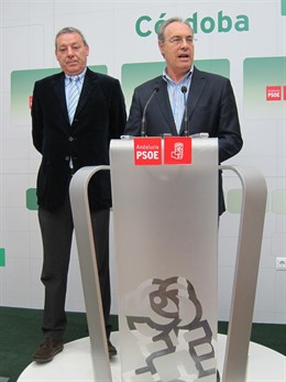 Álvarez de la Chica junto al secretario general del PSOE de Córdoba