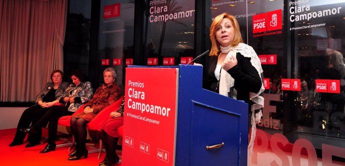 Elena Valenciano con las galadornadas con los Premios Clara Campoarmor