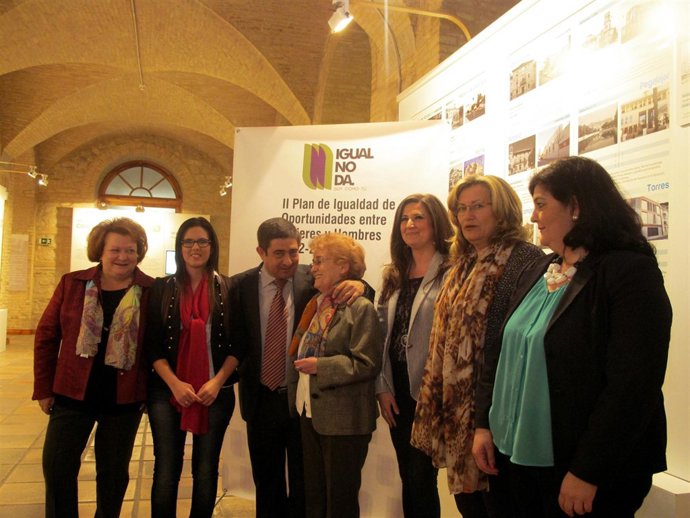 Reyes preside una mesa redonda sobre el papel de la mujer en la Diputación