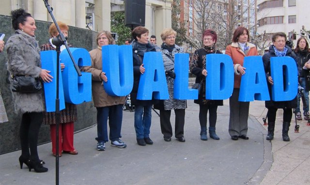 Mujeres Sujetan Palabra 'Igualdad' Por Día Mujer Trabajadora 8 Marzo