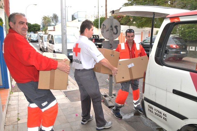 Voluntarios con los alimentos