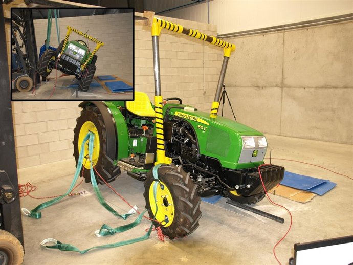 Tractor con arco de seguridad expandible automático.