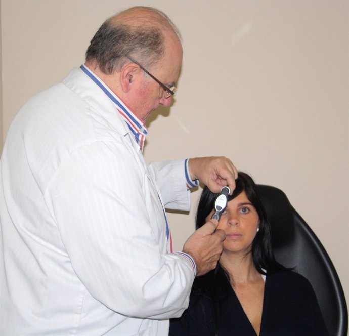 Médico Realizando Una Medición Ocular Para Detectar El Glaucoma