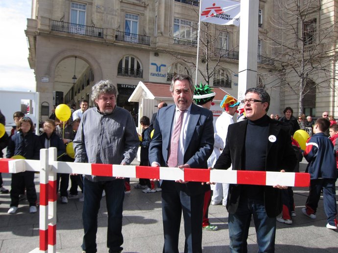 Coronas, Belloch y Luna levantando la barrera simbólica de MSF