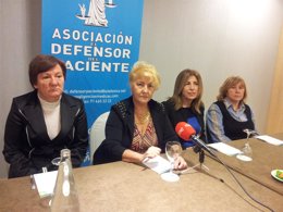 Carmen Flores con la afectada