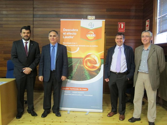 Representantes de Bayern junto a la publicidad del nuevo herbicida