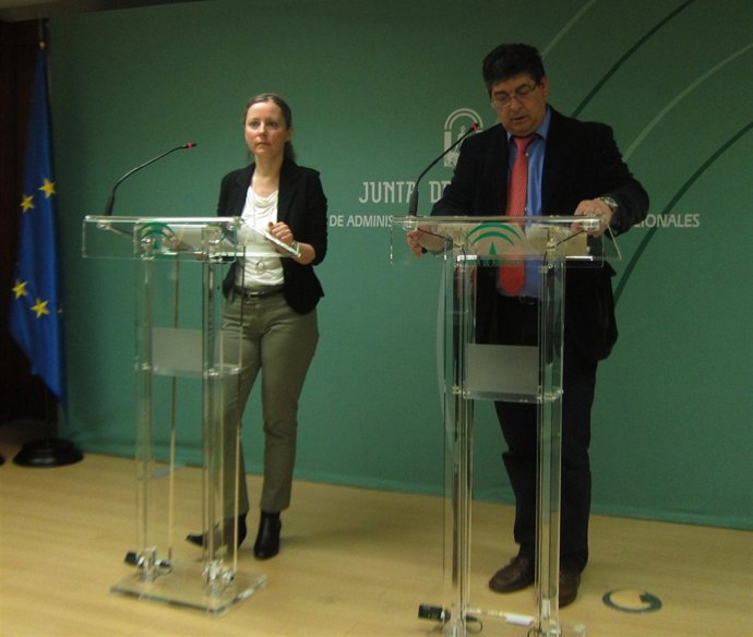 Diego Valderas comparece ante los medios junto a Daniela Trochowski